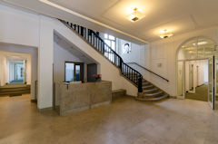 Bild zeigt das Hauptportal mit dem Empfangsbereich