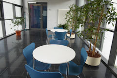 Das Bild zeigt den Wartebereich des Landesarbeitsgerichts Baden-Württemberg in Freiburg